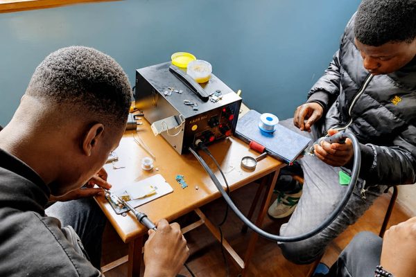 Lindnet-institute-of-tecknology-mobile-phone-repair-training-practical-skills-in-action